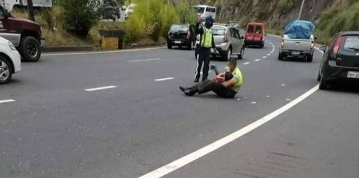 policia-calma-a-niño