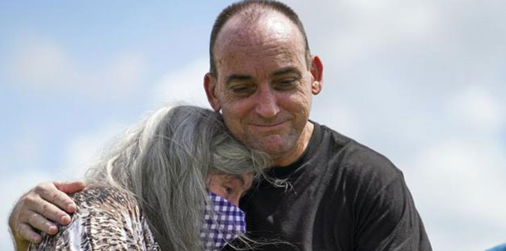 Hombre-sale-de-la-carcel